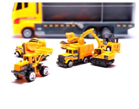 Transporter ciężarówka tir wyrzutnia + metalowe maszyny budowlane