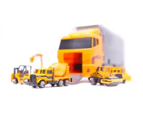 Transporter ciężarówka tir wyrzutnia + metalowe maszyny budowlane