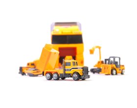 Transporter ciężarówka tir wyrzutnia + metalowe maszyny budowlane
